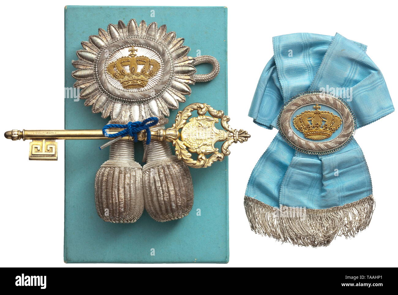 Un incassato il ciambellano ha la chiave sotto il Principe Reggente Luitpold (1886 - 1912) chiave realizzata in argento dorato ('800', crescent e corona) dall'officina del "C. WEISHAUPT' manufactory a Monaco di Baviera. Con il portepee ricamato in oro e argento filo, in originale, azzurro award presentazione caso. Inoltre il portepee per un scudiero conformato ad arco, legati dalla luce blu seta moirè con la corona del ricamo. Lunghezza 167 mm. Bella ensemble. storica, storica medaglia, decorazione, medaglie, decorazioni, badge di onore, badge di onore, badge di hon, Additional-Rights-Clearance-Info-Not-Available Foto Stock