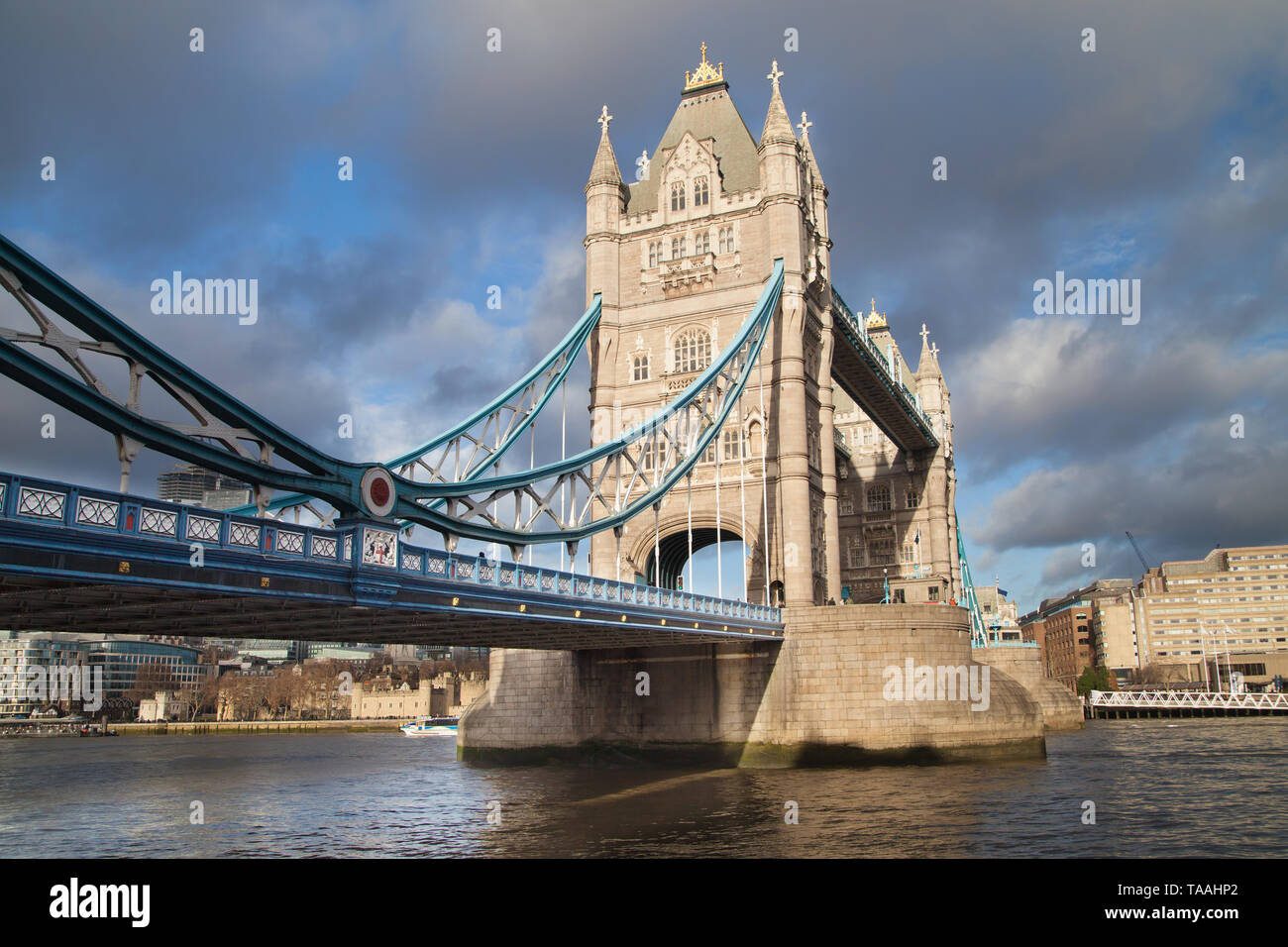Il Tower Bridge dal Shad Thames, London, Regno Unito. Foto Stock