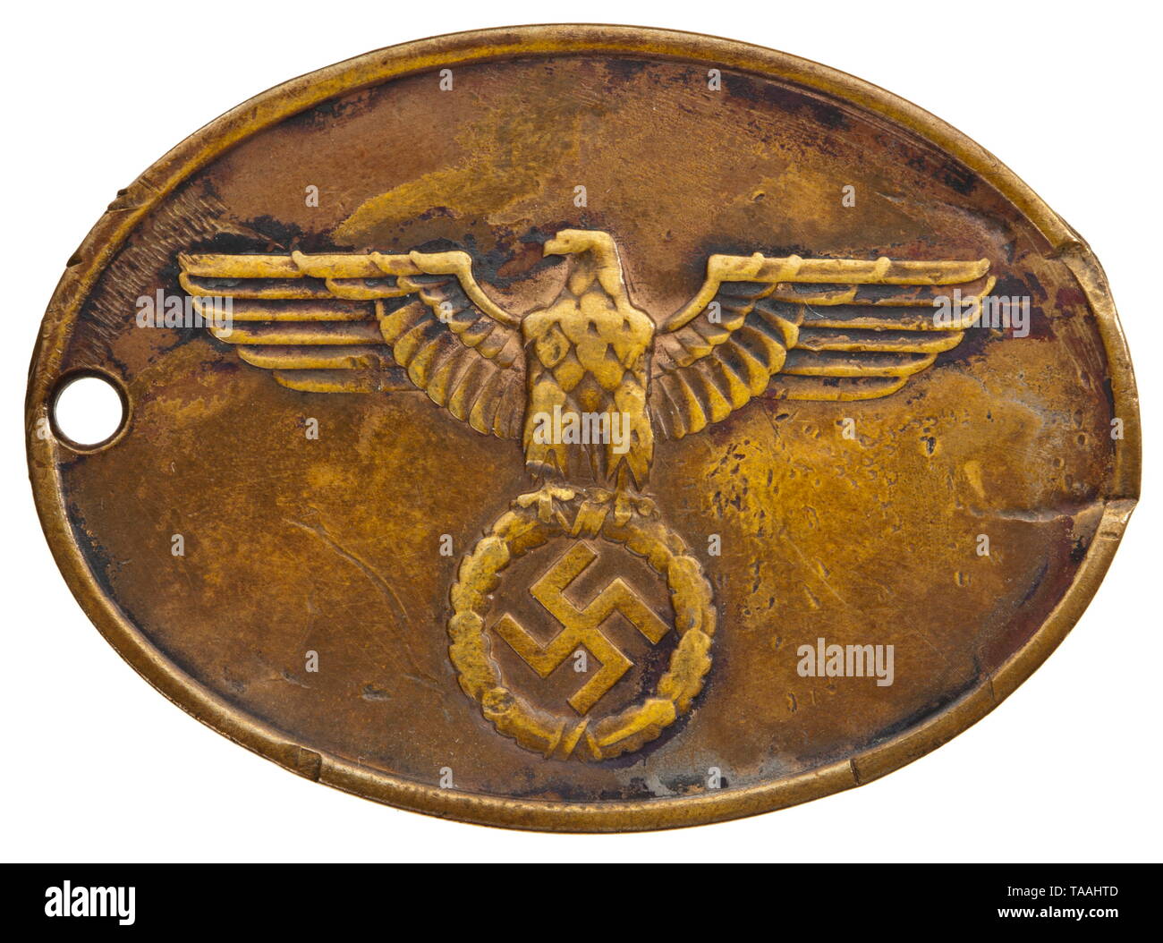 Un distintivo di identificazione per un ufficiale della nazionale di polizia penale badge ovale in bronzo stampigliato, lato anteriore con un aquila nazionale in rilievo, invertire la sequenza di caratteri e di servizio ha colpito il numero "7492", indubbiamente originale con segni evidenti di utilizzo. Lunghezza 56 mm. Peso 29,6 g. storica, storica del xx secolo, Additional-Rights-Clearance-Info-Not-Available Foto Stock