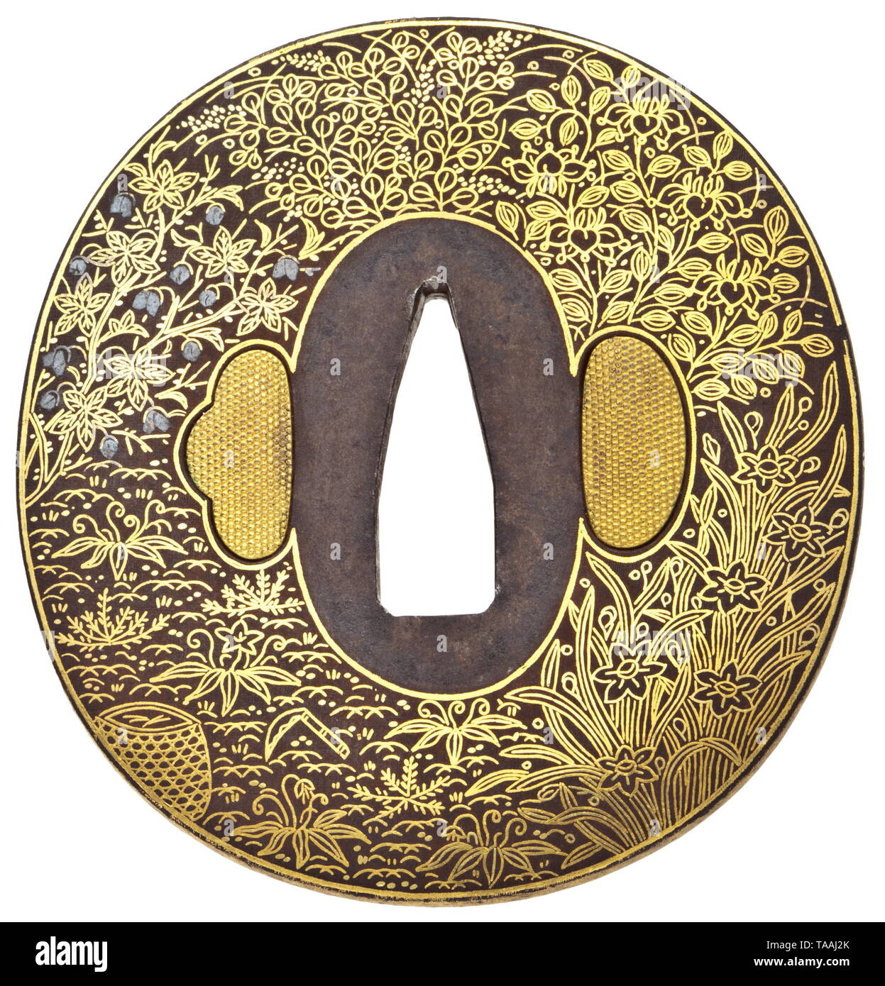 Un giapponese tsuba, periodo Edo, circa 1750 Nademaru gata tsuba di ferro della scuola Kenjo con raffigurazioni di varie specie di fiori e cespugli, nonché tre chidori in oro e argento di nunome zogan. Kogai e kozuka hitsuana chiuso con rame dorato pioli su nanako massa. Etichettato come "Atsuyiye' e 'Kao' rispettivamente in oro nunome. Diametro 7,4 cm. storica, storica, Giapponese, Asia, Asia, Estremo Oriente, oggetto, oggetti, alambicchi, clipping, clippings, tagliate, cut-out, ritagli del XVIII secolo, Additional-Rights-Clearance-Info-Not-Available Foto Stock