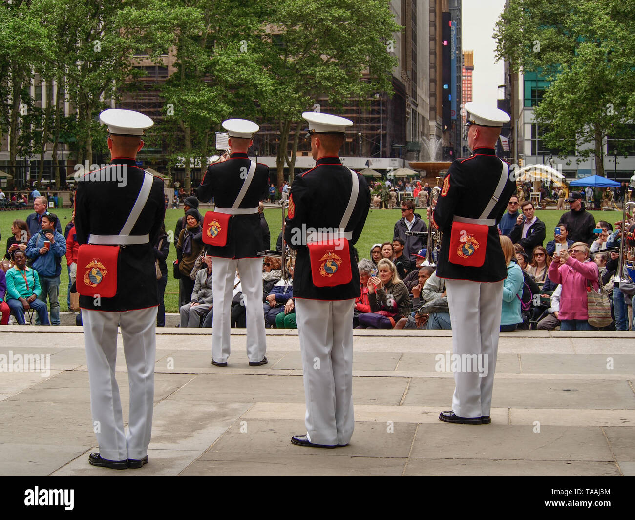 New York - Stati Uniti, 21 maggio - 2015 US Marine Corps band durante la manifestazione per il pubblico al Bryant Park per Marine giorno durante la flotta Wee Foto Stock