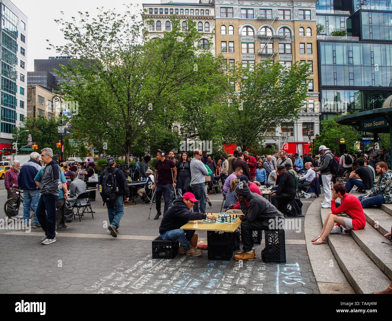 New York - Stati Uniti, 22 maggio - 2015 persone a giocare a scacchi in Union Square a New York Foto Stock