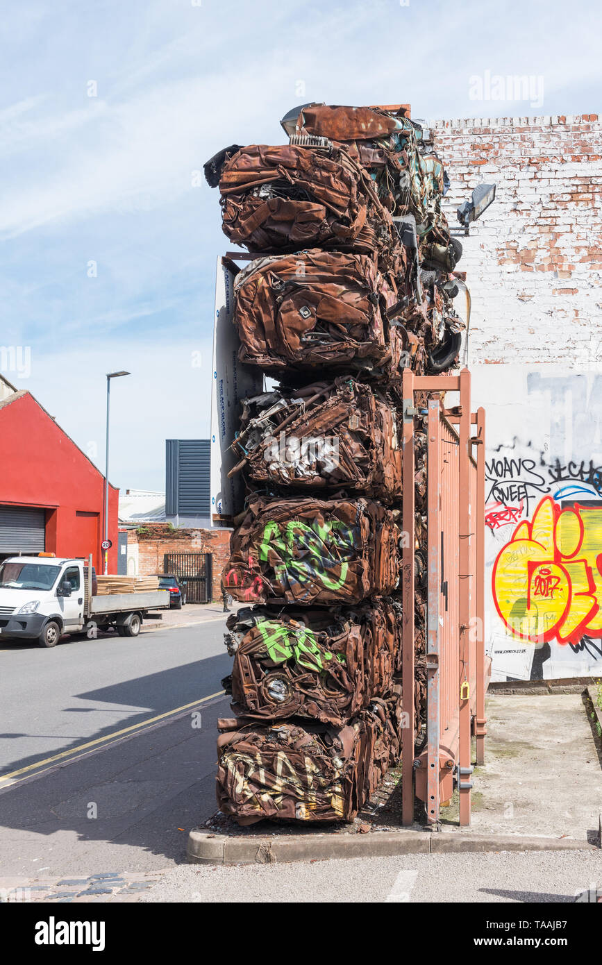 Parcheggio auto parete composta da vetture frantumato in Digbeth, Birmingham, Regno Unito Foto Stock