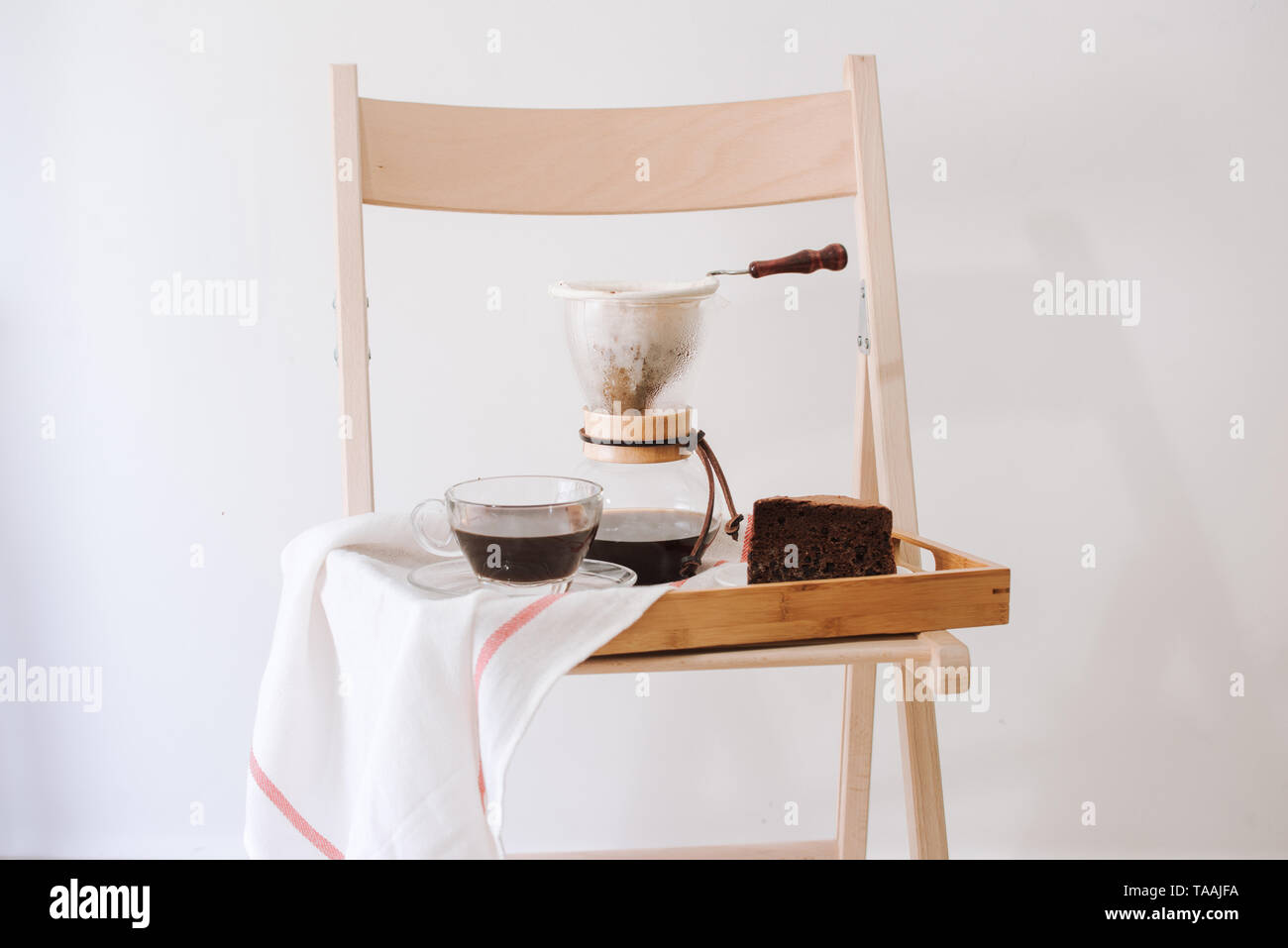 Servire il caffè caldo nel salotto di casa sua di mattina Foto Stock