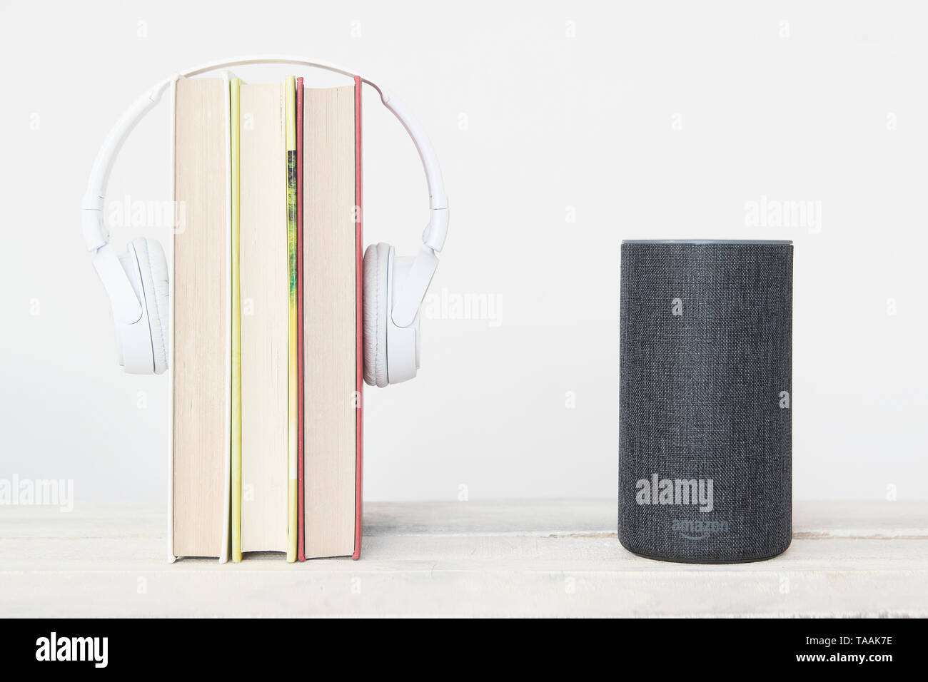 Barcellona 23 maggio: Amazon Alexa Echo dispositivo accanto ad alcuni libri e hearphones il 23 maggio 2019 a Barcellona Foto Stock