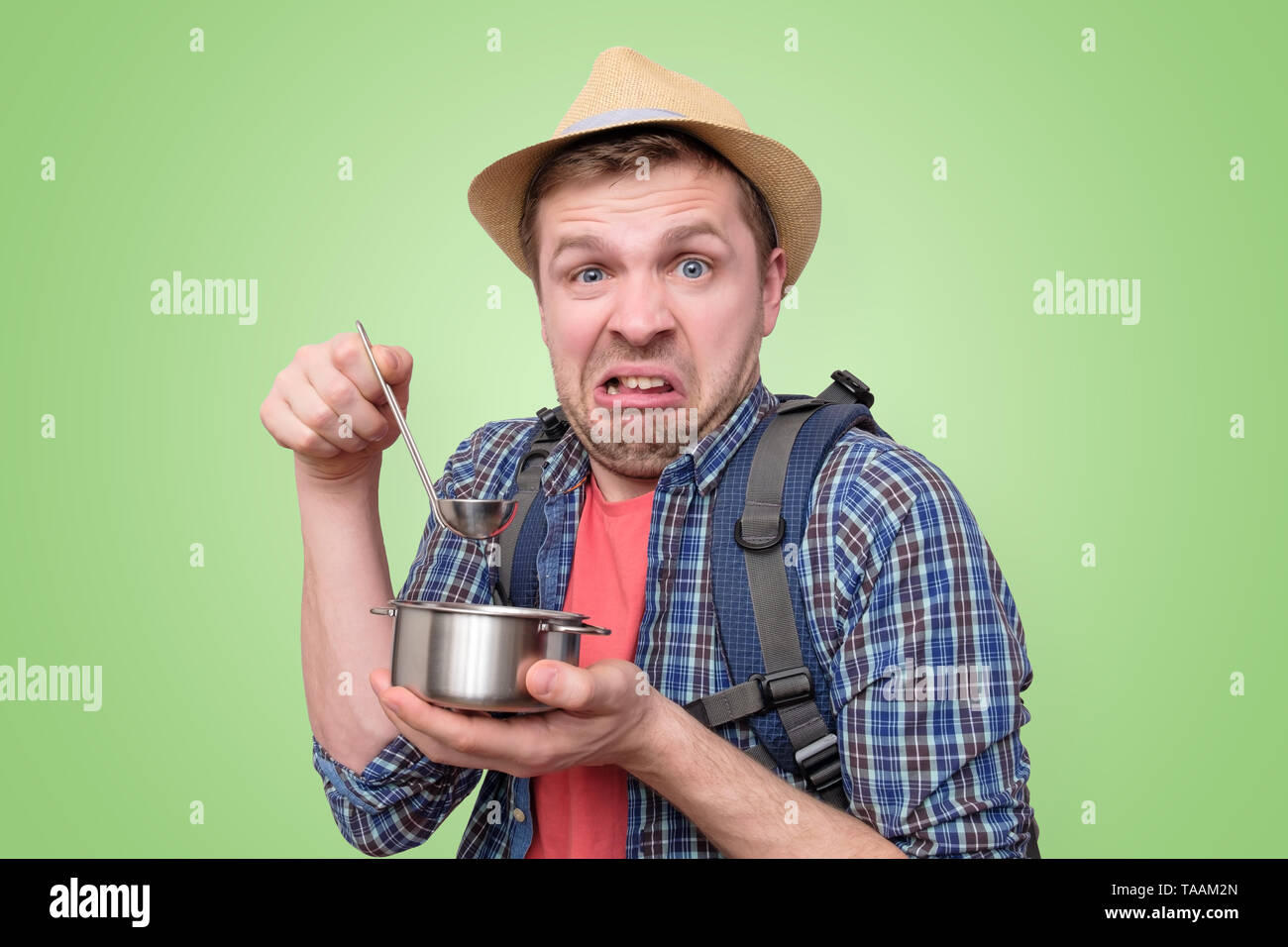 L'uomo turistico in estate hat assaggiare un pasto strano Foto Stock