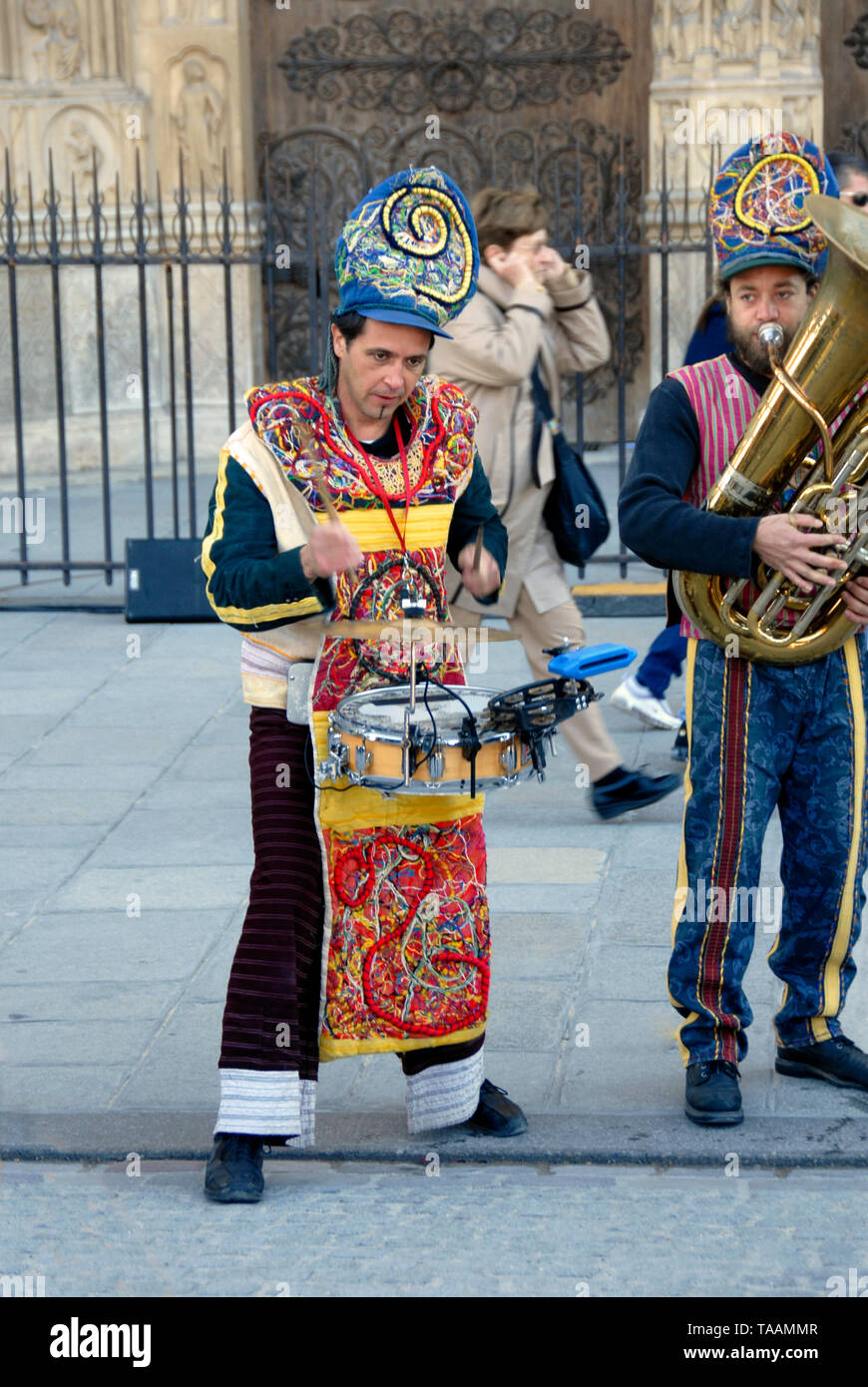 Musicisti di suonare al di fuori la cattedrale di Notre Dame di amplificazione, Parigi, Francia, con la persona dietro la copertura delle orecchie a causa del forte rumore Foto Stock