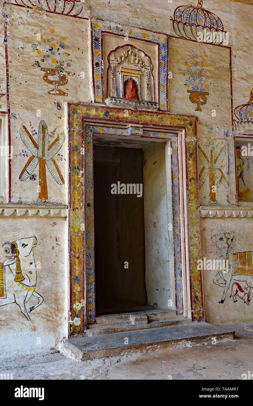 Colorate, illustrato porta in Atan Mahal (primo piano) del bellissimo palazzo Garh, Bundi, Rajasthan, stato dell India occidentale, in Asia. Foto Stock