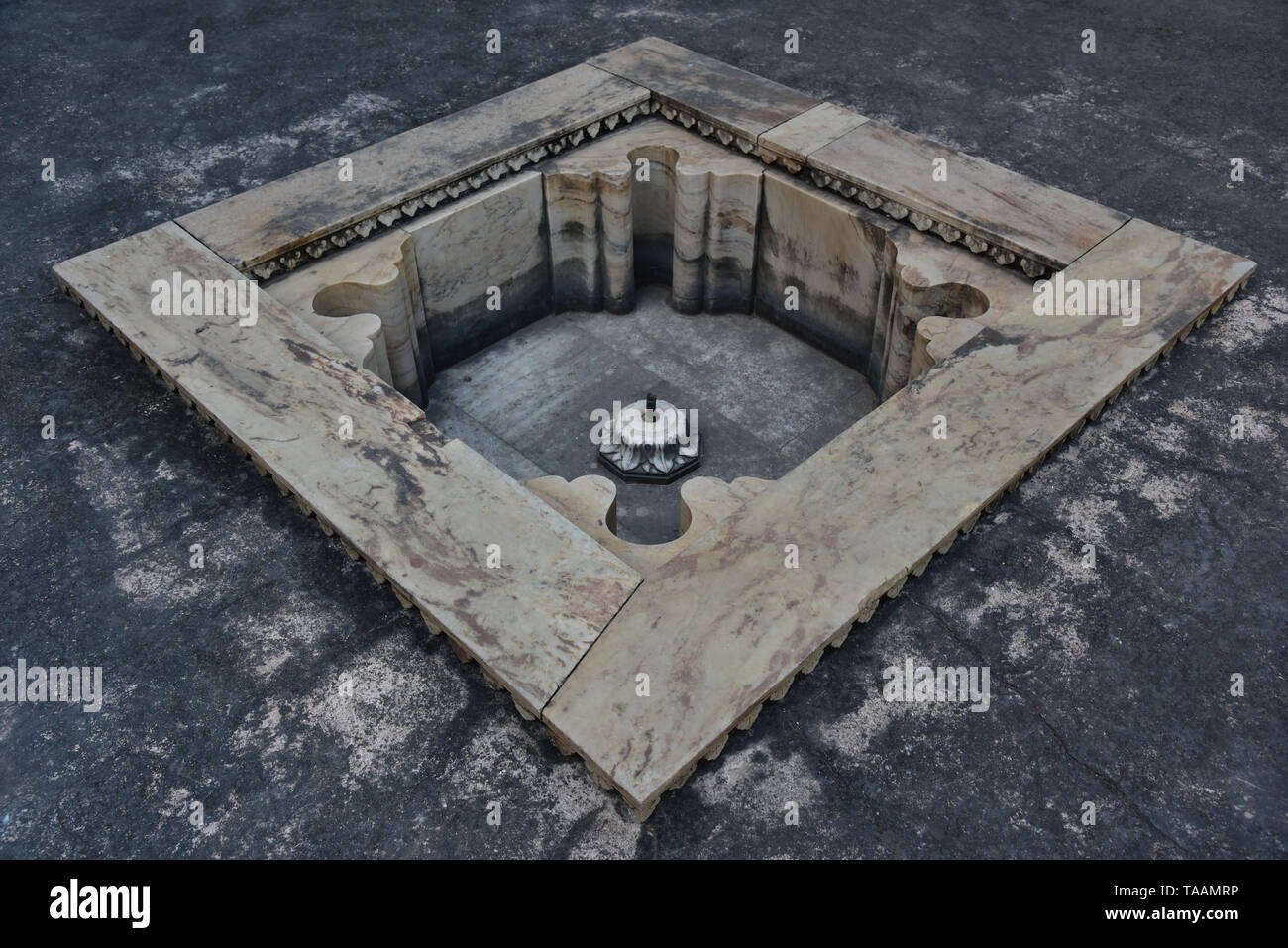 Ornati, cortile fontana in marmo in Chitrasala, Garh Palace, Bundi, Rajasthan, stato dell India occidentale, in Asia. Foto Stock