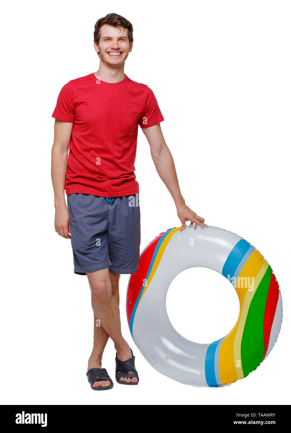Vista frontale di un uomo in pantaloncini corti con un cerchio gonfiabile. guy sulla spiaggia. Vista posteriore di raccolta persone. vista posteriore di persona. Isolato su bianco Foto Stock