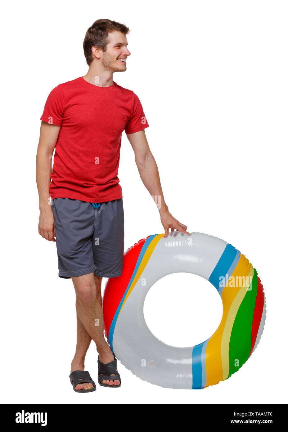 Vista frontale di un uomo in pantaloncini corti con un cerchio gonfiabile. guy sulla spiaggia. Vista posteriore di raccolta persone. vista posteriore di persona. Isolato su bianco Foto Stock