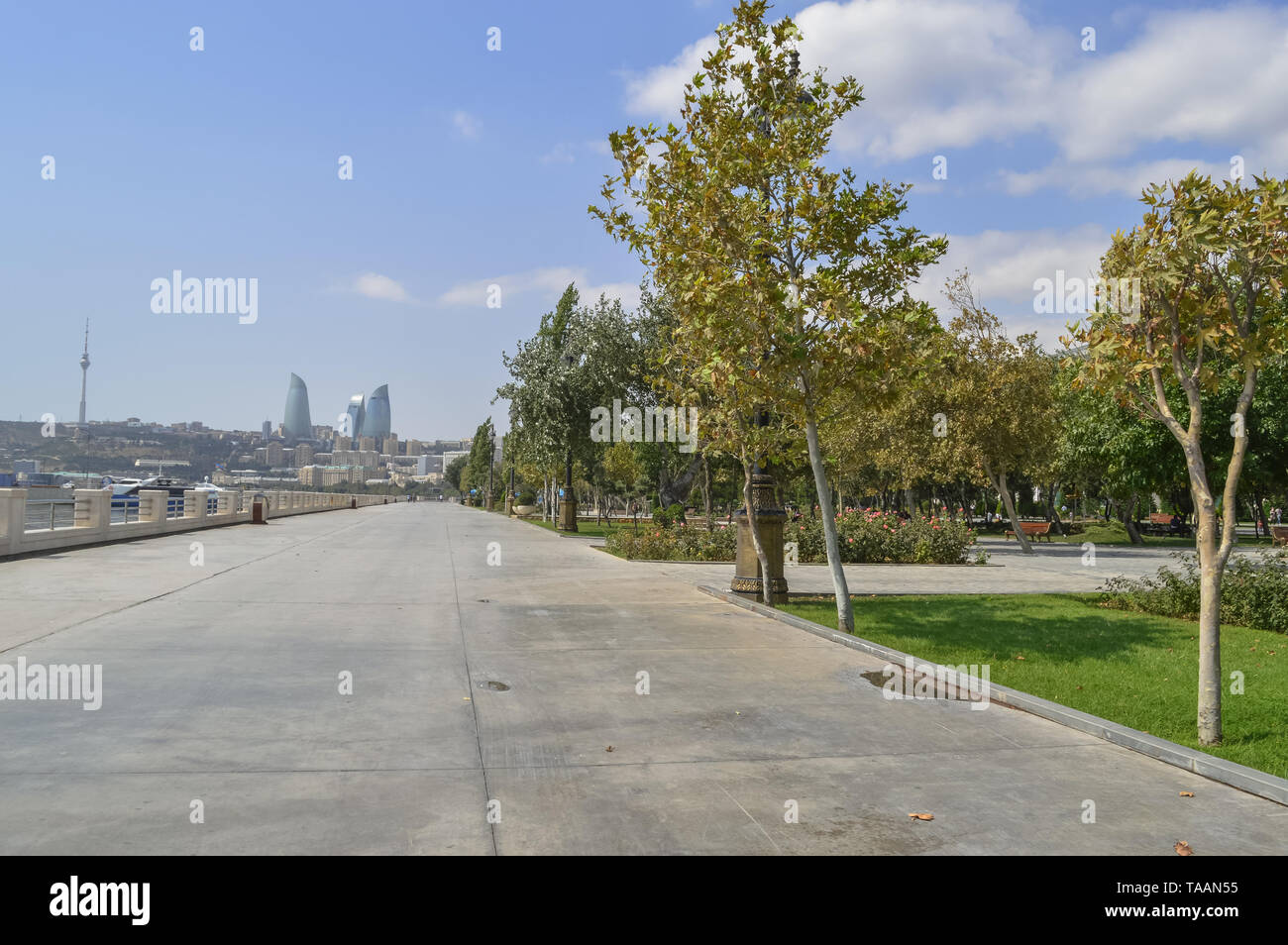 Il lungomare dal Mar Caspio a Baku Bulvar sulla giornata di sole Foto Stock