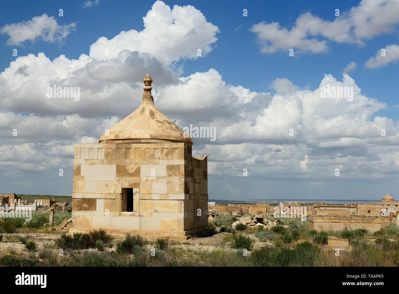 Vecchia lastra tombale sulla necropoli in Shopan Ata, Mangistau provincia, Kazakistan. Foto Stock