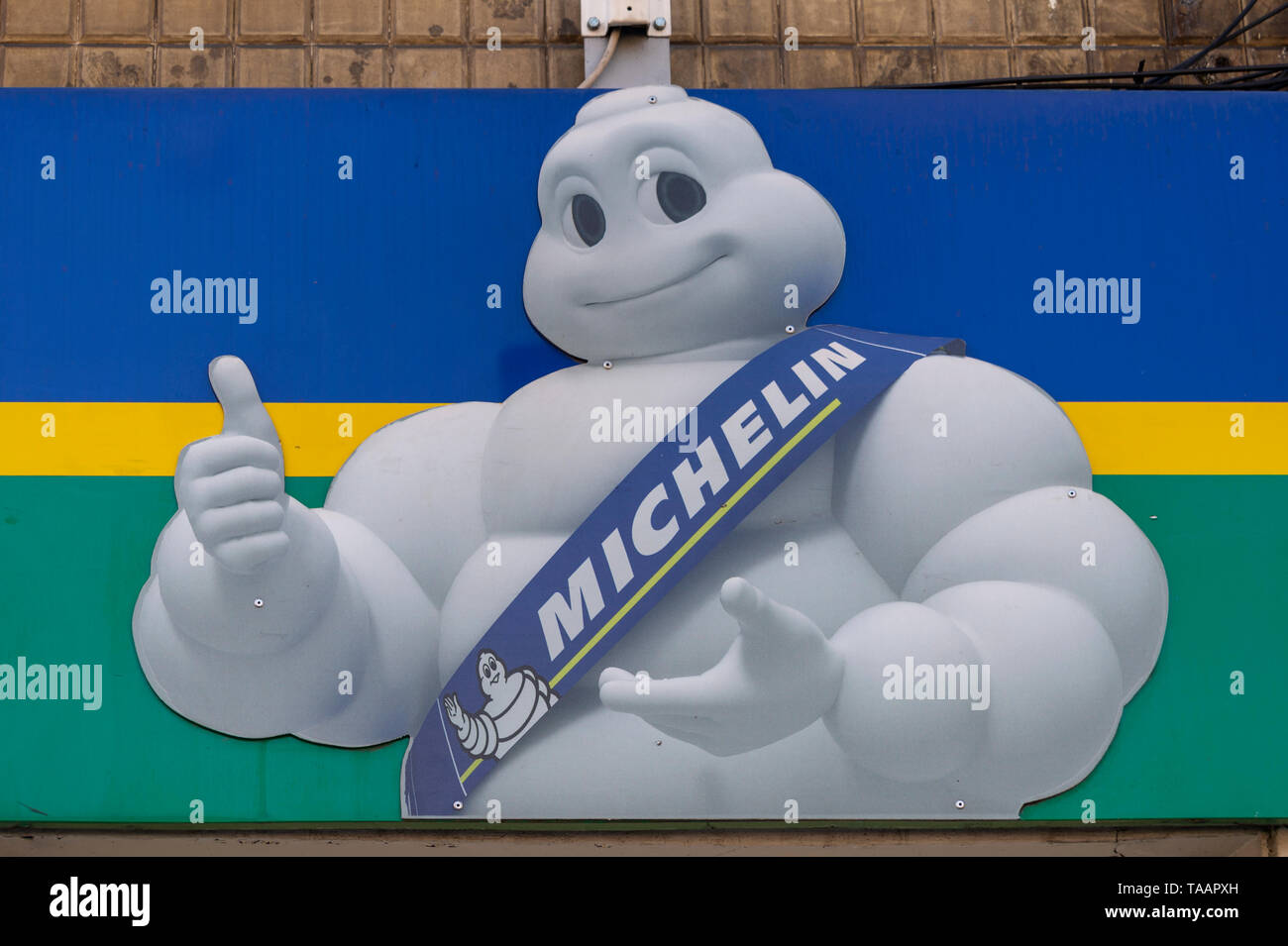 La Michelin uomo segno su un edificio. Foto Stock