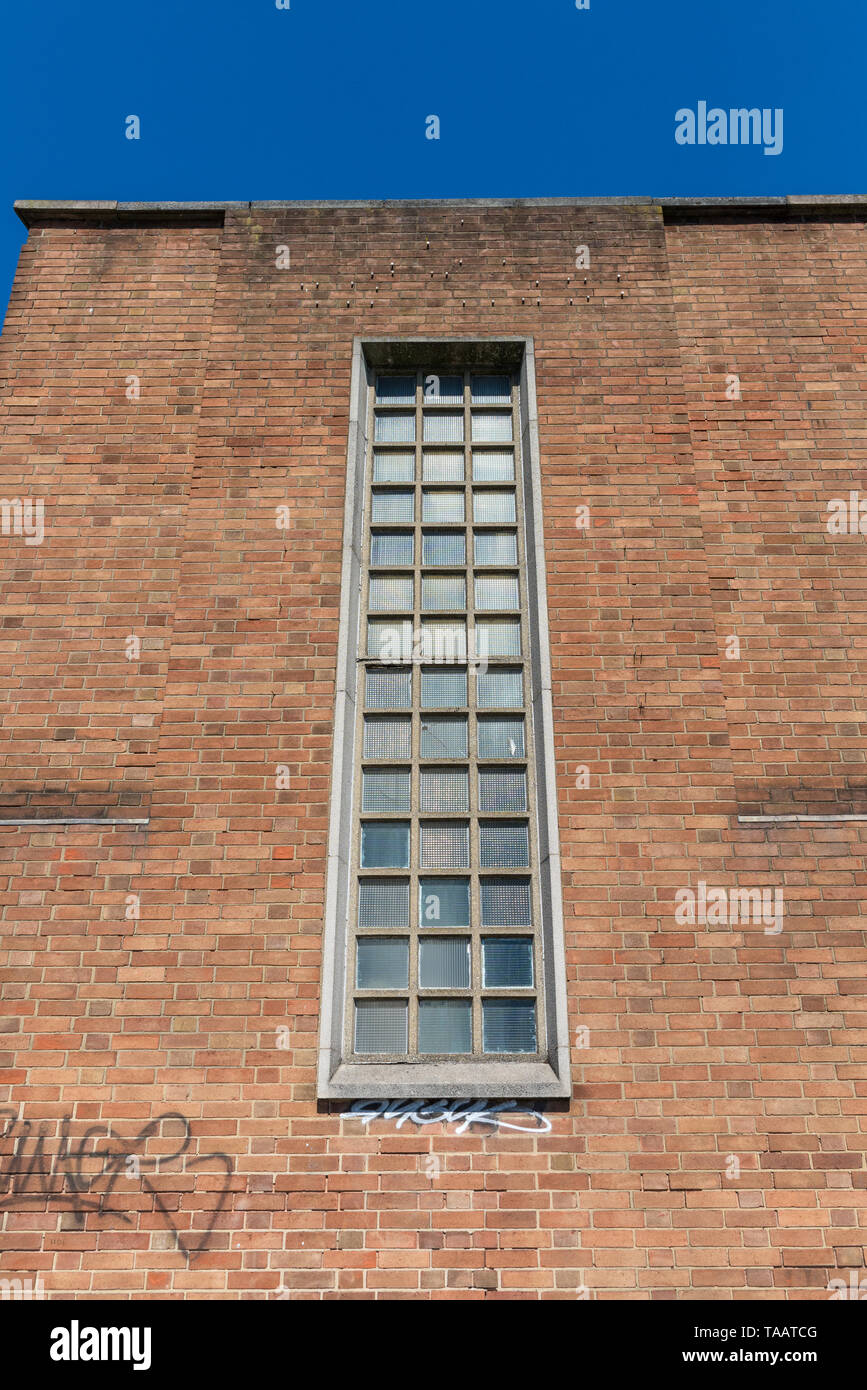 Muro di mattoni di edificio in fabbrica in Hockley, Birmingham in mattoni con finestre illuminate Foto Stock