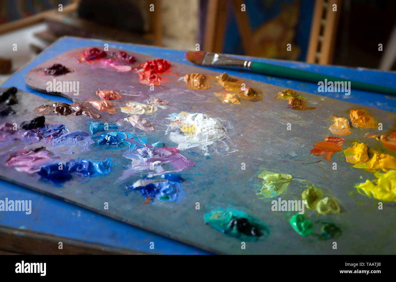 Oli colorati sulla tavolozza degli artisti Foto Stock