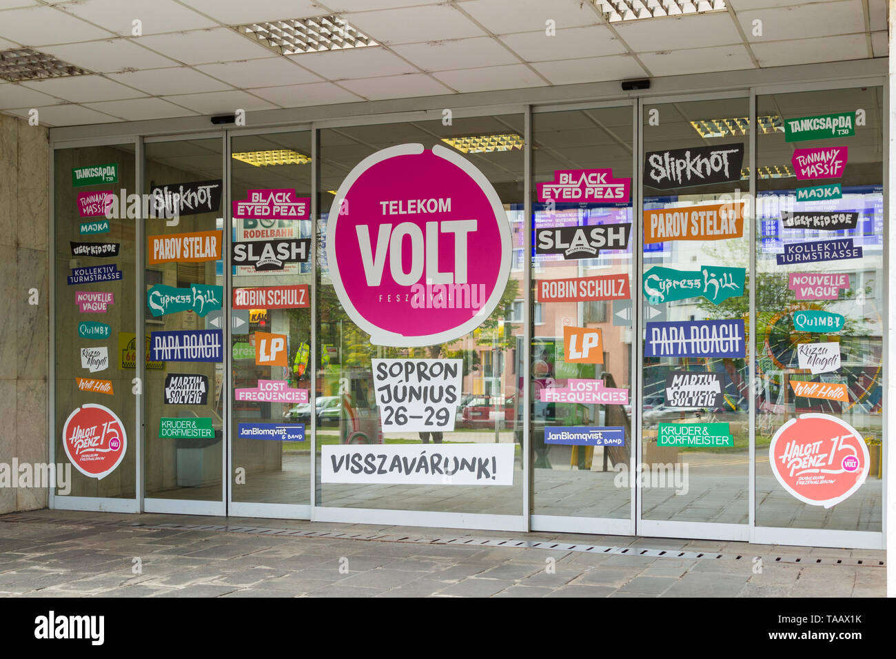 Ingresso della linea ferroviaria stazione ferroviaria a Sopron con volt spot del festival della musica i nomi di gruppo Foto Stock