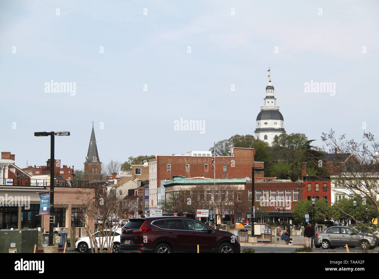 Il mercato dello spazio nel centro cittadino di Annapolis, con vista del Maryland State House nel retro. Annapolis, MD, Stati Uniti d'America. Foto Stock