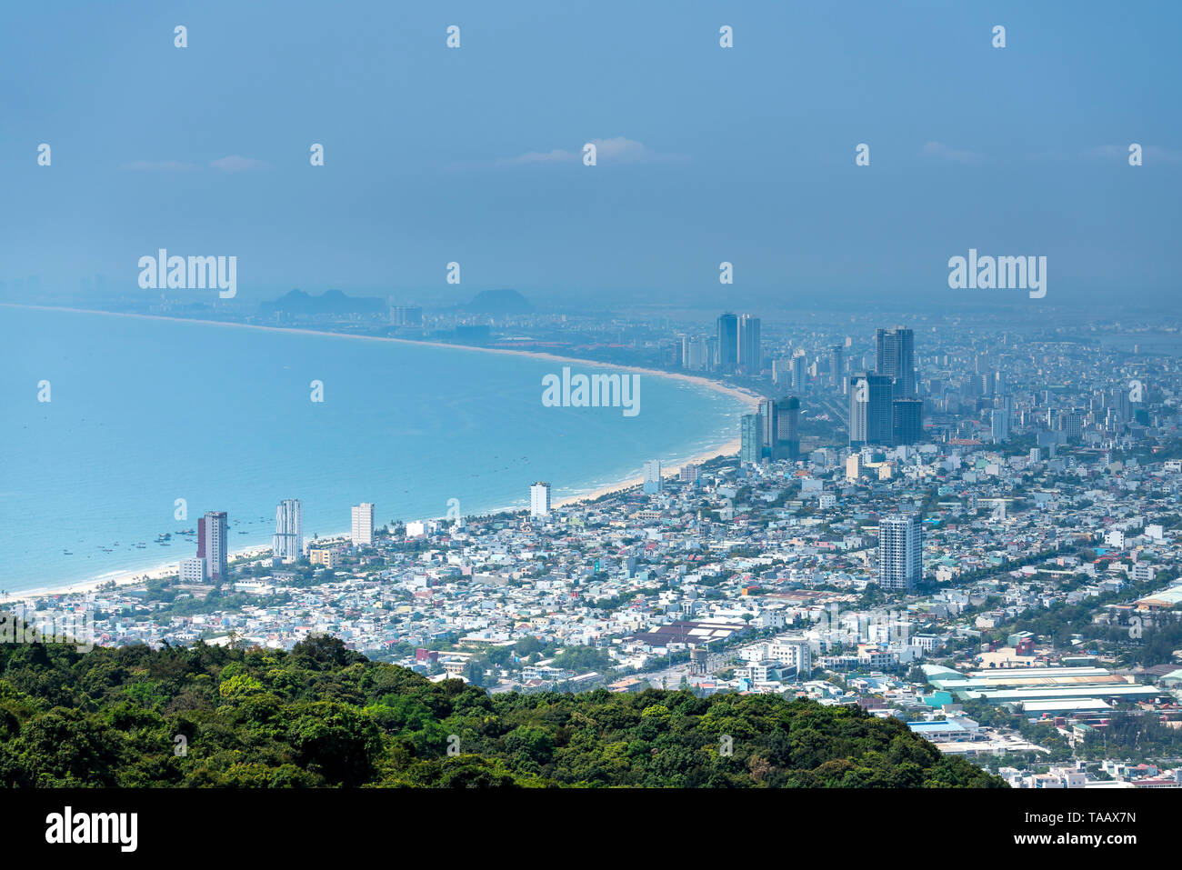 Da Nang City, Vietnam - Aprile 27, 2019: panoramica Da Nang città vista dalla cima del Figlio tra penisola Foto Stock
