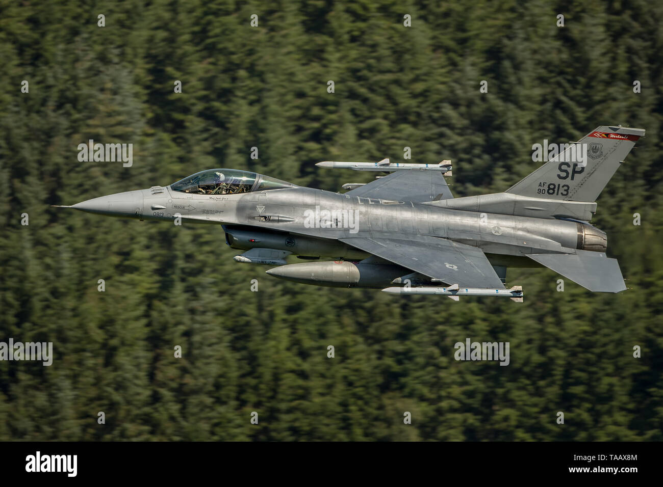 Il USAF F-16 volare basso livello attraverso il loop di Mach in Galles, Regno Unito Foto Stock