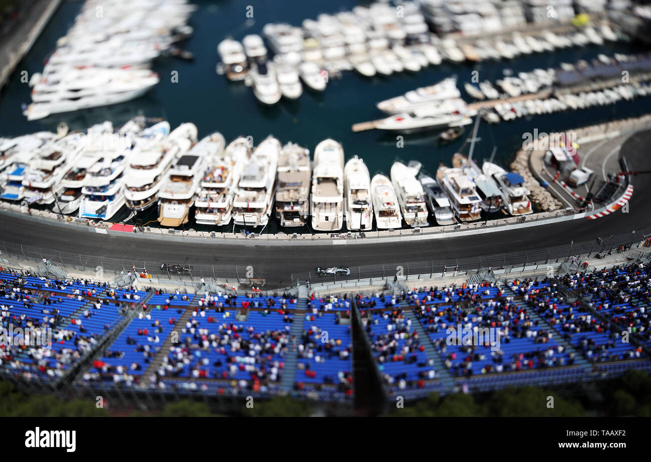 Di Mercedes Lewis Hamilton passando il Tabac e Louis Chiron angoli intorno al porto di Monaco durante il secondo turno di prove libere sul circuito de Monaco, Monaco. Foto Stock
