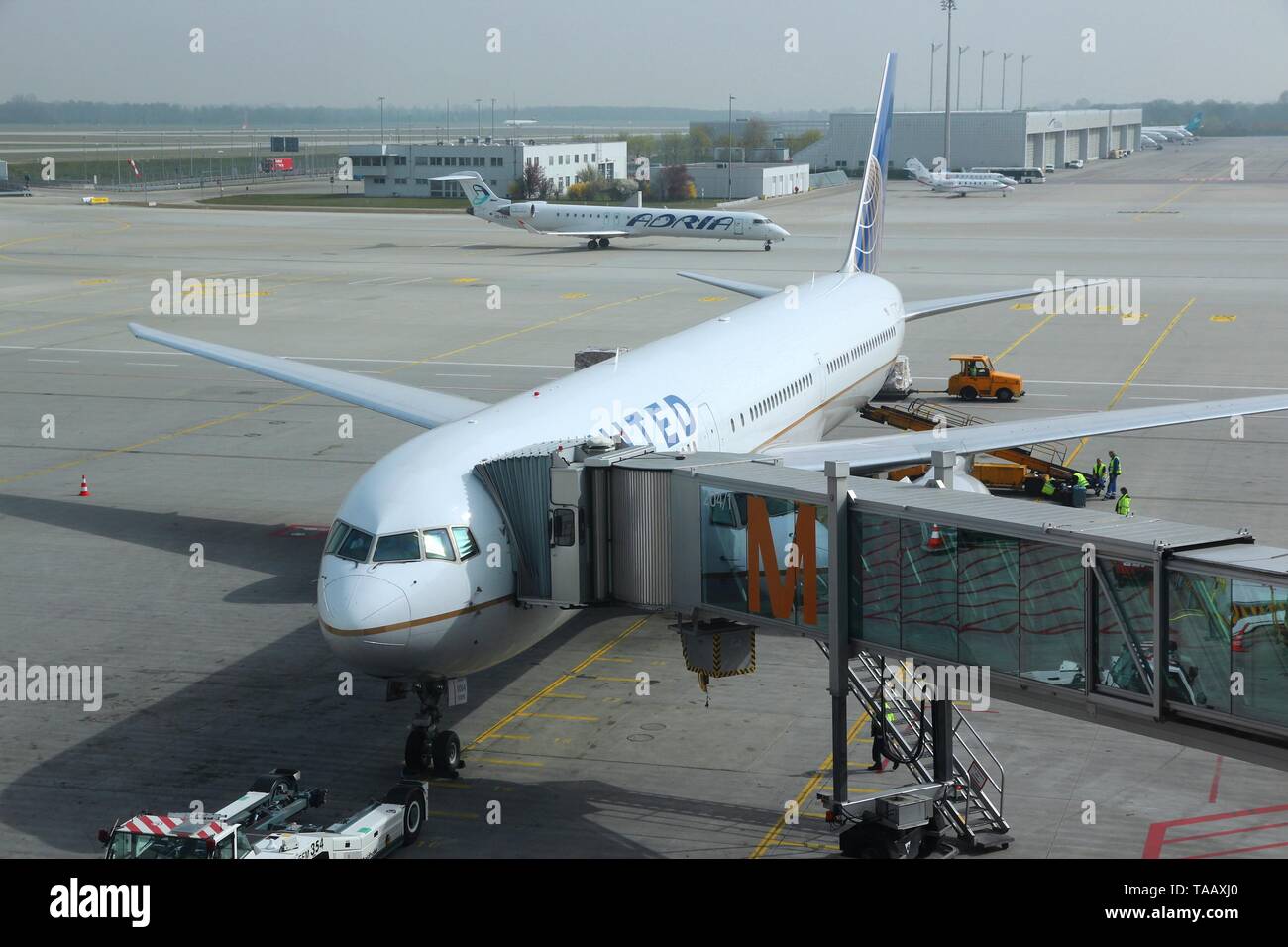 Monaco di Baviera, Germania - Aprile 1, 2014: United Airlines Boeing 777 all' Aeroporto Internazionale di Monaco di Baviera in Germania. United Airlines è la più grande compagnia aerea del Foto Stock