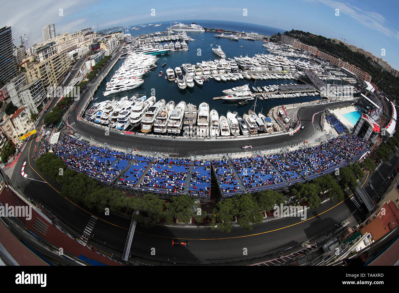 Una vista di vetture passando il Tabac e Louis Chiron angoli intorno al porto di Monaco durante il secondo turno di prove libere sul circuito de Monaco, Monaco. Foto Stock