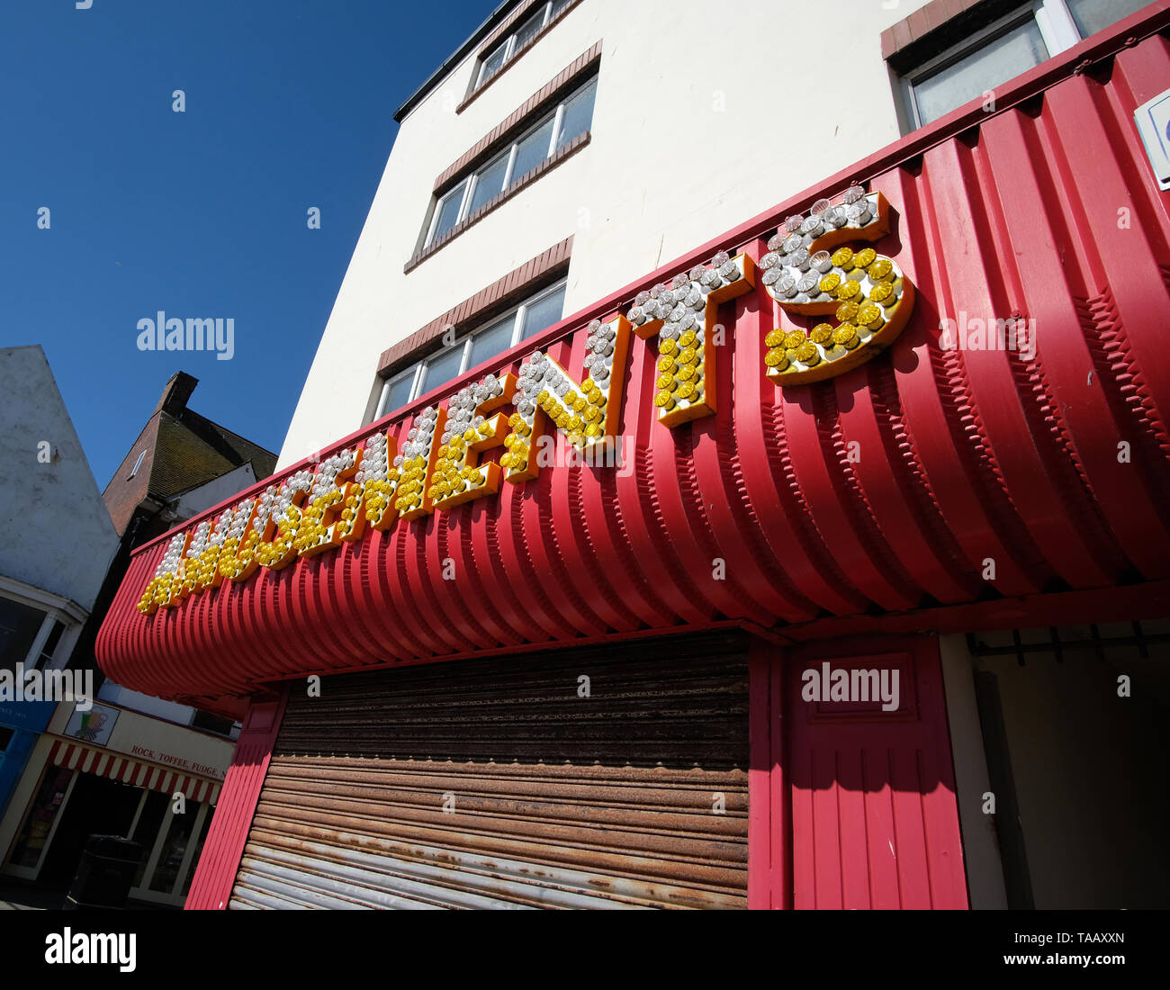 Chiuso il divertimento arcade sulla cittadina di mare street. Foto Stock
