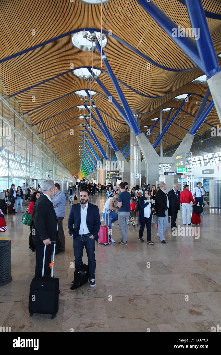 MADRID, Spagna - 20 ottobre 2014: i passeggeri visita il Terminal 4 dell'aeroporto di Madrid Barajas. Il famoso terminale 4 è stata progettata da Antonio Lamela e ricco Foto Stock