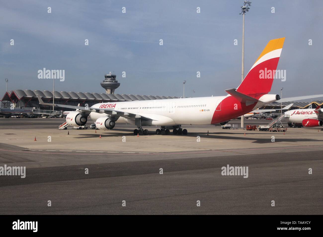 MADRID, Spagna - 20 ottobre 2014: compagnia aerea Iberia Airbus A340 all'aeroporto Barajas di Madrid. Iberia è parte di International Airlines Group (IAG, genitore co Foto Stock