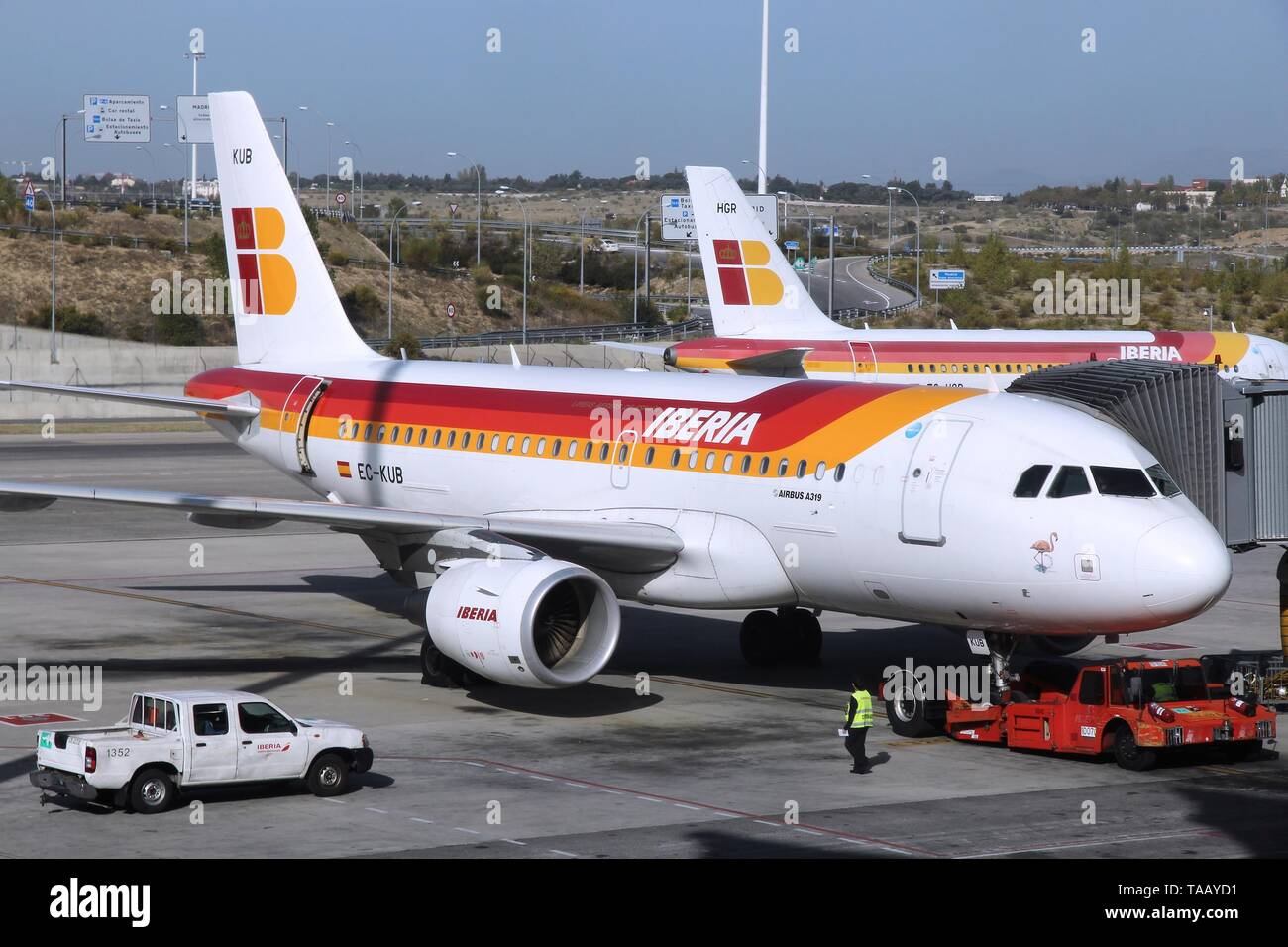 MADRID, Spagna - 20 ottobre 2014: compagnia aerea Iberia Airbus A319 all'aeroporto Barajas di Madrid. Iberia è parte di International Airlines Group (IAG, genitore co Foto Stock