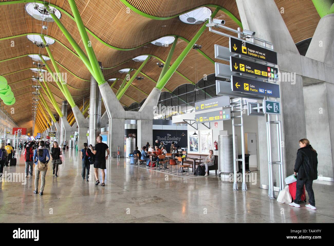 MADRID, Spagna - 5 ottobre 2014: Passeggeri visita il Terminal 4 dell'aeroporto di Madrid Barajas. Il famoso terminale 4 è stata progettata da Antonio Lamela e Richa Foto Stock