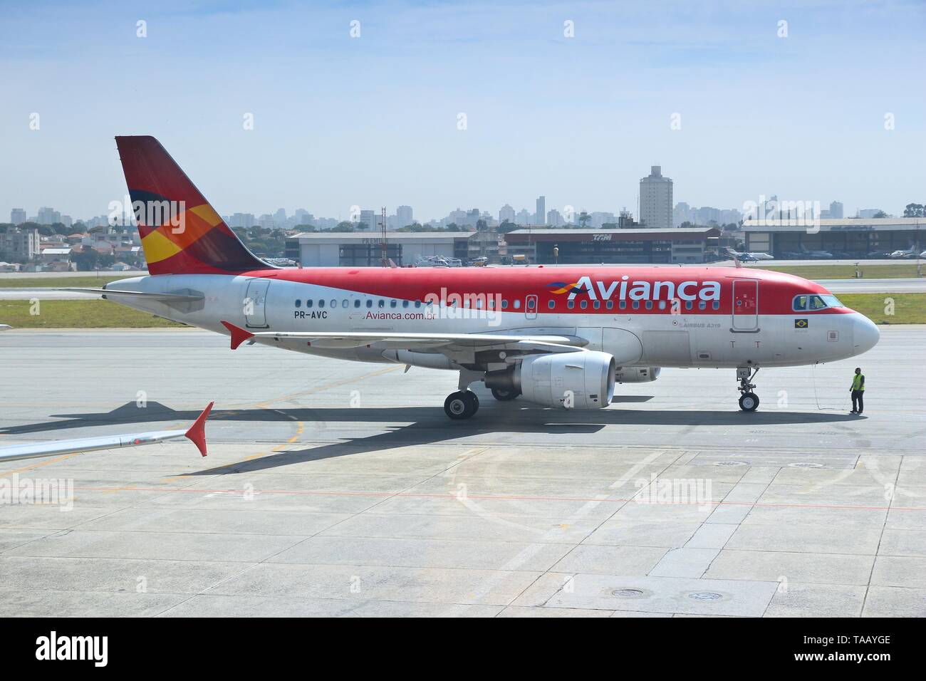 SAO PAULO, Brasile - 7 ottobre 2014: Avianca compagnia Airbus A319 all'Aeroporto Congonhas di Sao Paulo. L'aeroporto servito 17,1 milioni di passeggeri nel 2013 Foto Stock