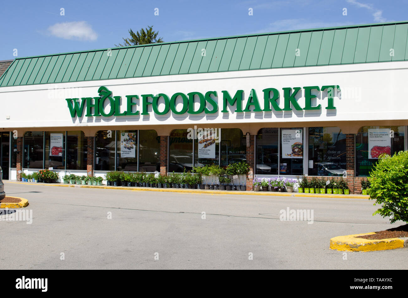 Whole Foods Market storefront in Sud Weymouth, MA USA Foto Stock