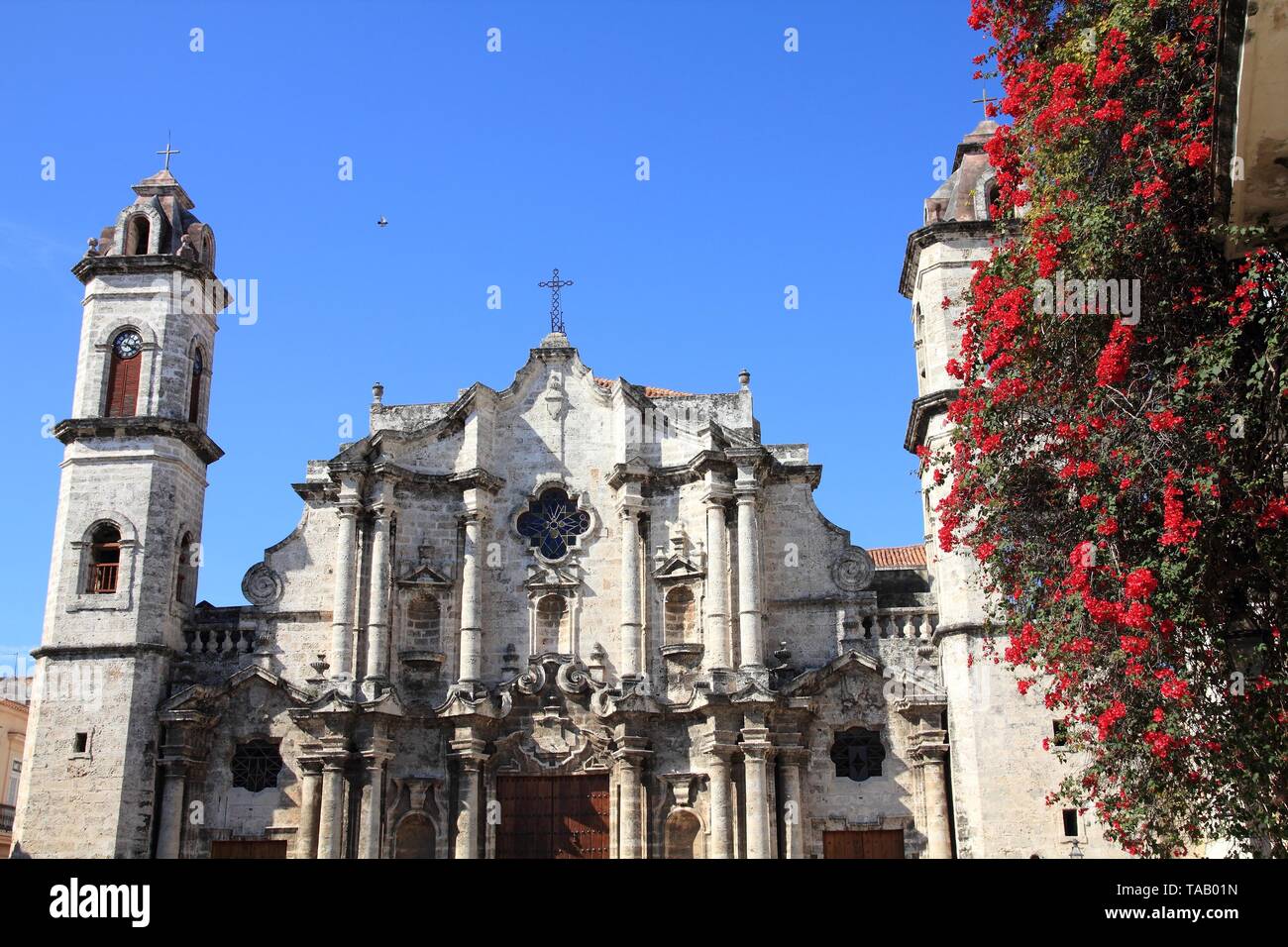 L'Avana, Cuba - architettura della città. Famosa Cattedrale barocca, con le sue torri asimmetriche. Foto Stock