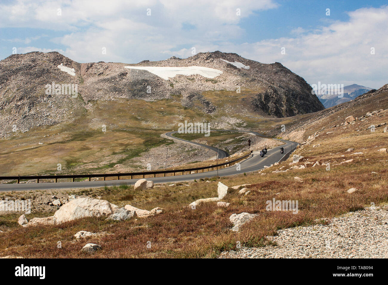 Avvolgimento scenic drive vicino Wyoming/Montana di confine, su Beartooth Highway, in montagna fuori west. Foto Stock