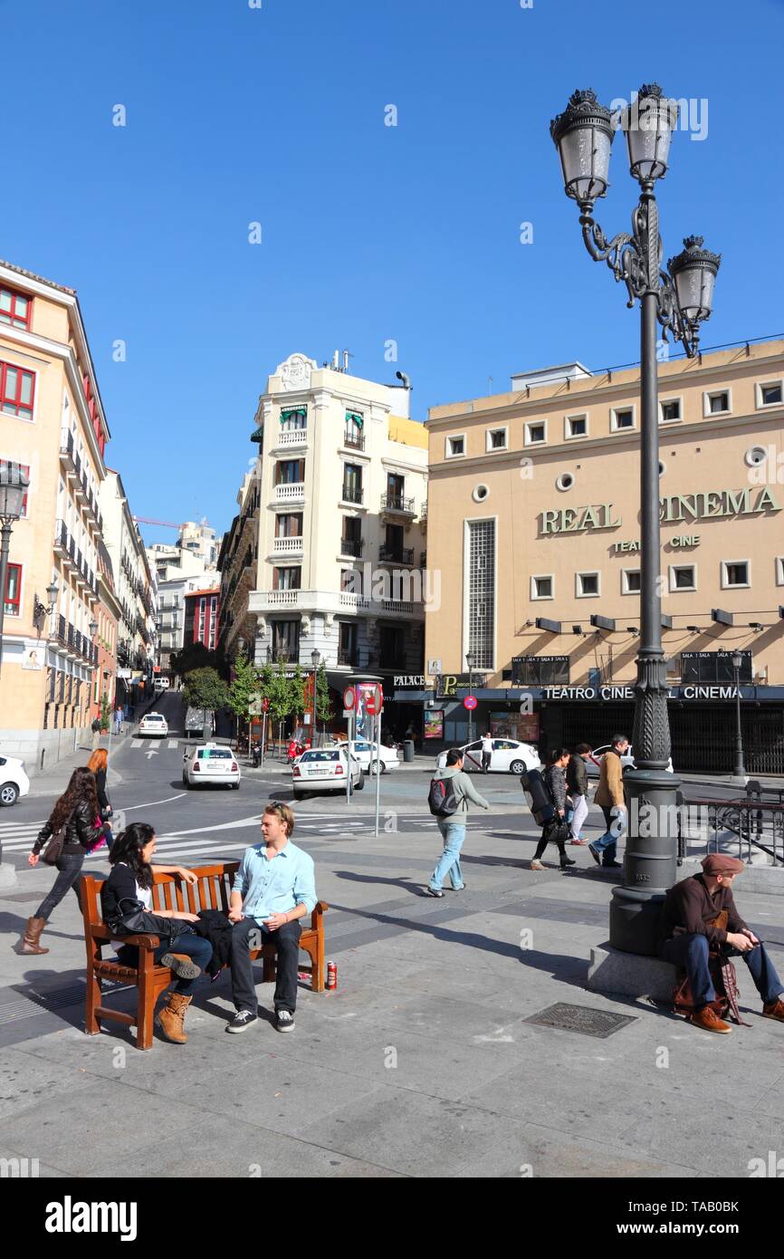 MADRID, Spagna - 22 ottobre 2012: la gente visita Isabel II Square in Madrid. Madrid è un popolare Turismo destinazioni con 3.9 milione annuo stimato Foto Stock