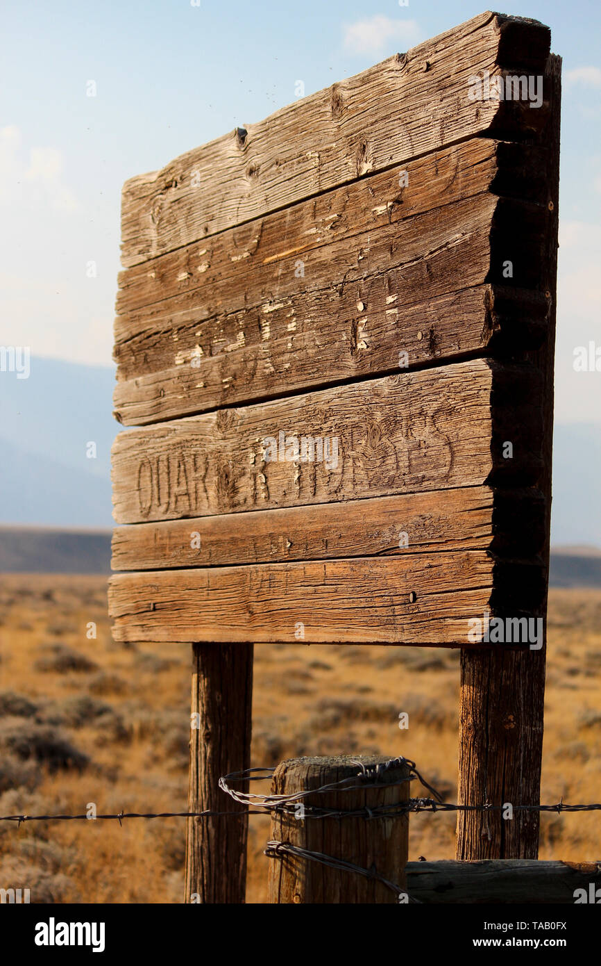 In legno antico segno ranch per trimestre cavalli su terreni agricoli in Wyoming, fuori west. Foto Stock