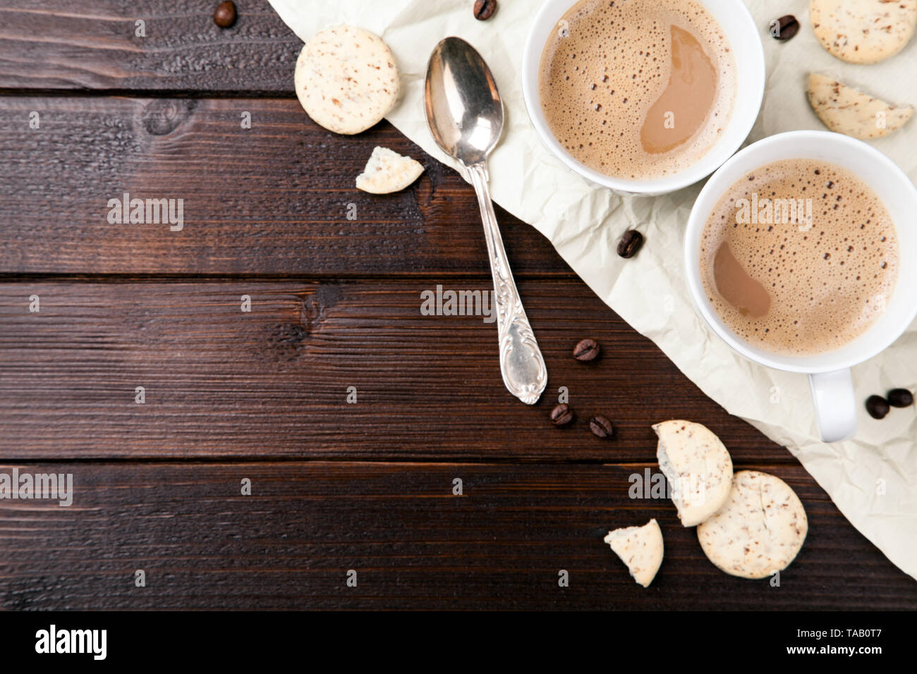 Tazze da caffè sul tavolo in legno sfondo Foto Stock