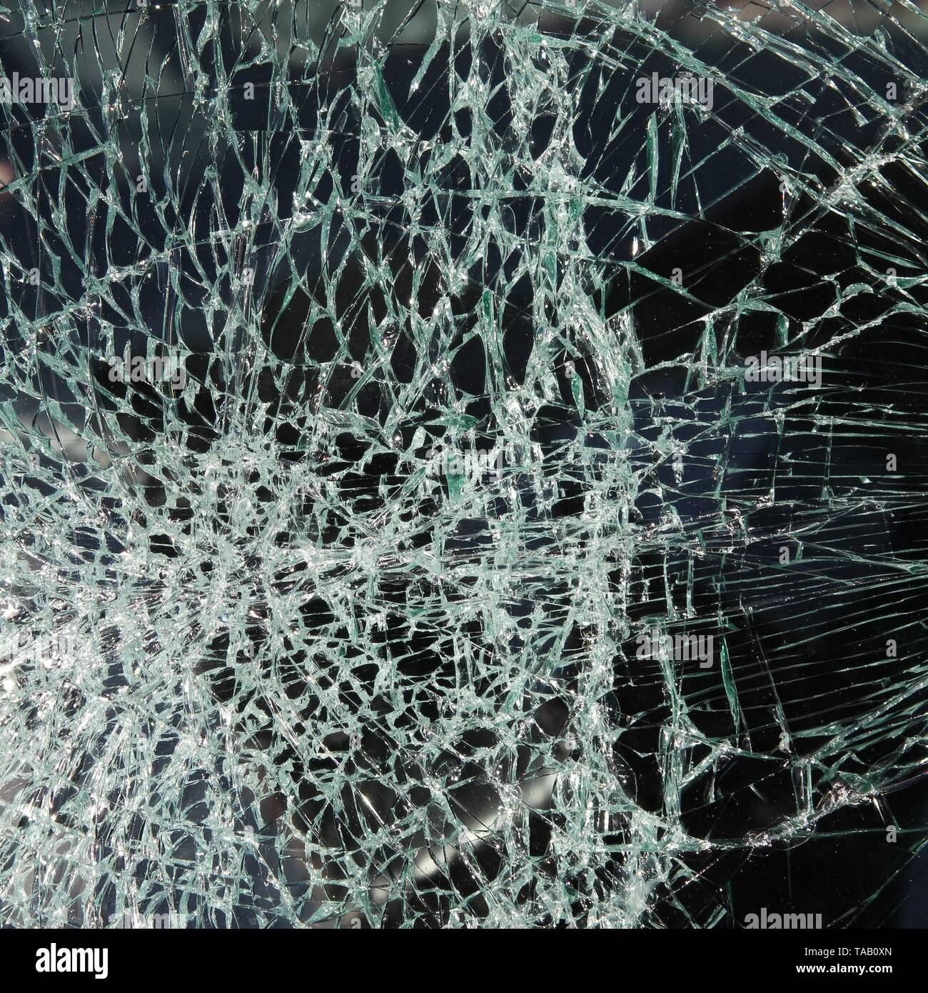Broken laminated glass immagini e fotografie stock ad alta risoluzione -  Alamy