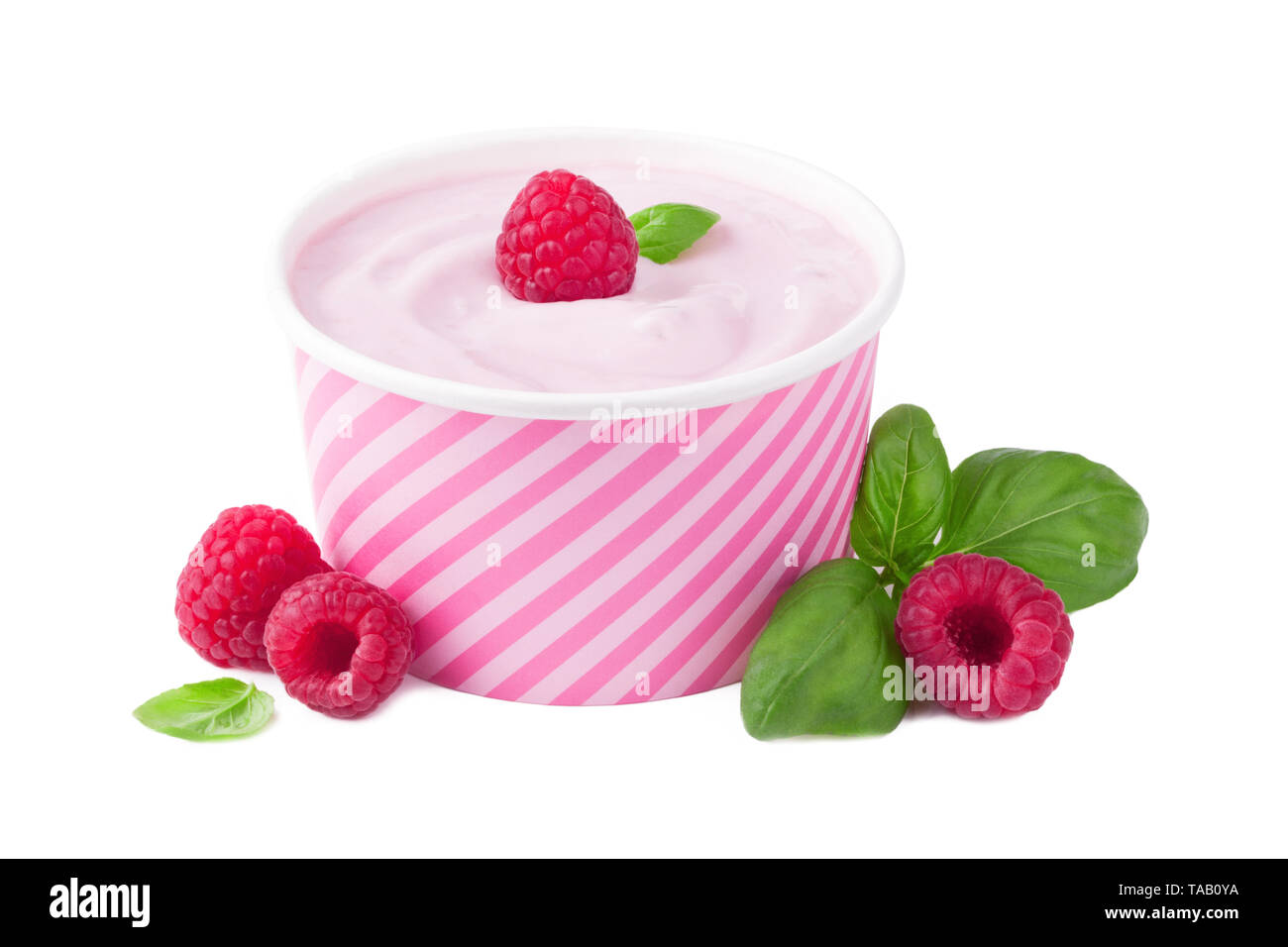 Lampone yogurt su sfondo bianco Foto Stock