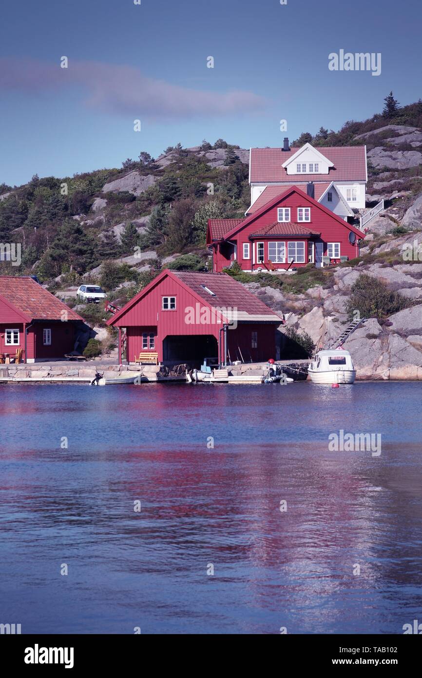 Norvegia - Skjernoy isola nella regione di Vest-Agder. Piccola cittadina di pescatori - Dyrstad (noto anche come Dyrestad). Croce trasformati del tono di colore - immagine retrò Foto Stock