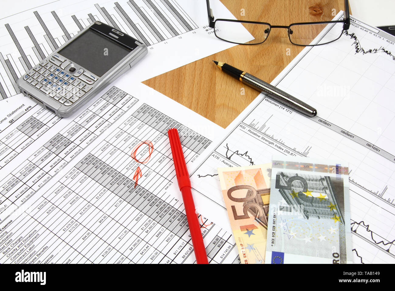 Documenti finanziari - business oggetti correlati. Bicchieri, penna stilografica e in euro e valuta il denaro. Foto Stock