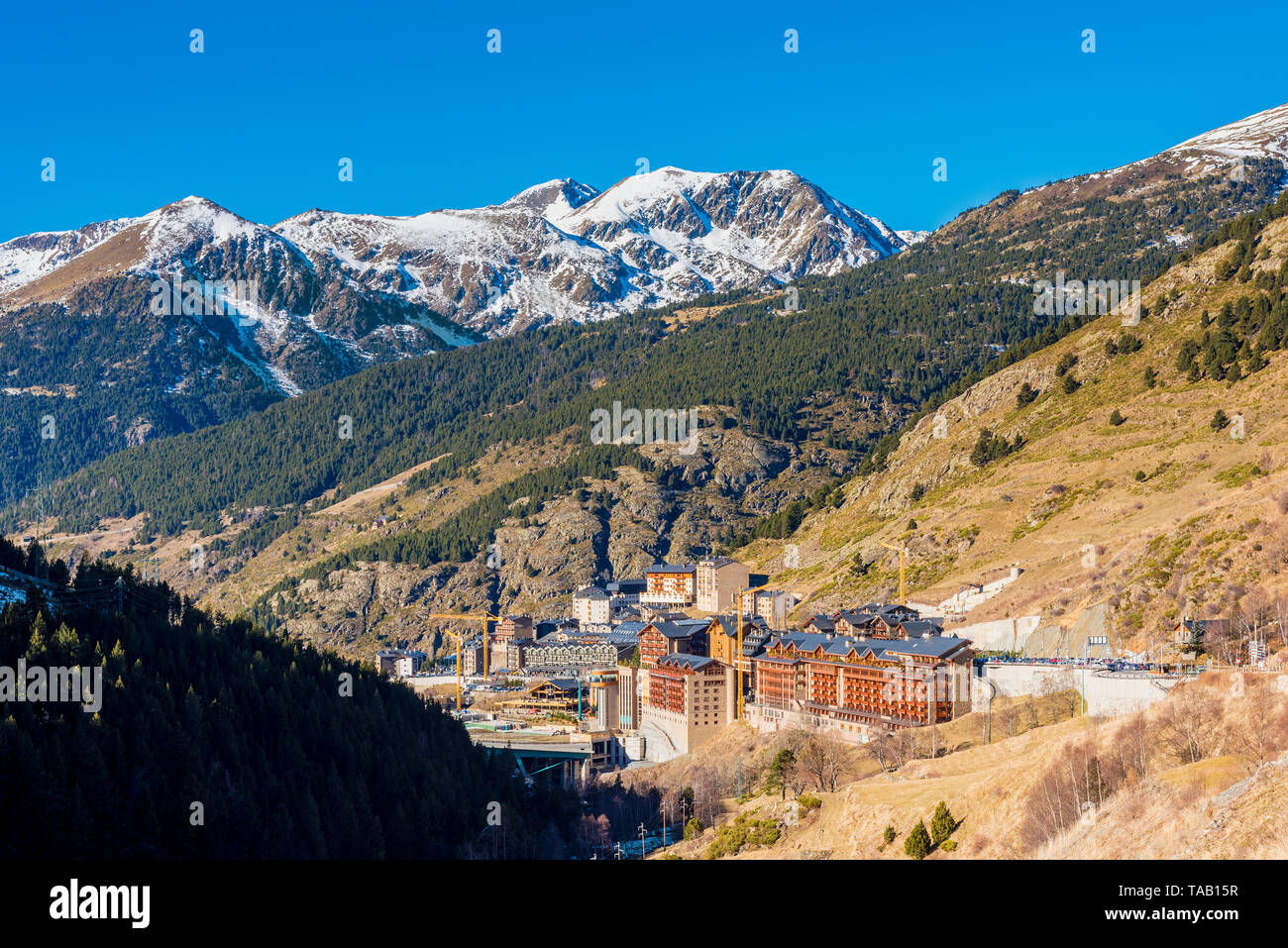 A Soldeu, Andorra su sunny winterday in dicembre. Soldeu è un villaggio e resort di sci nei Pirenei, si trova nella parrocchia di Canillo. Foto Stock