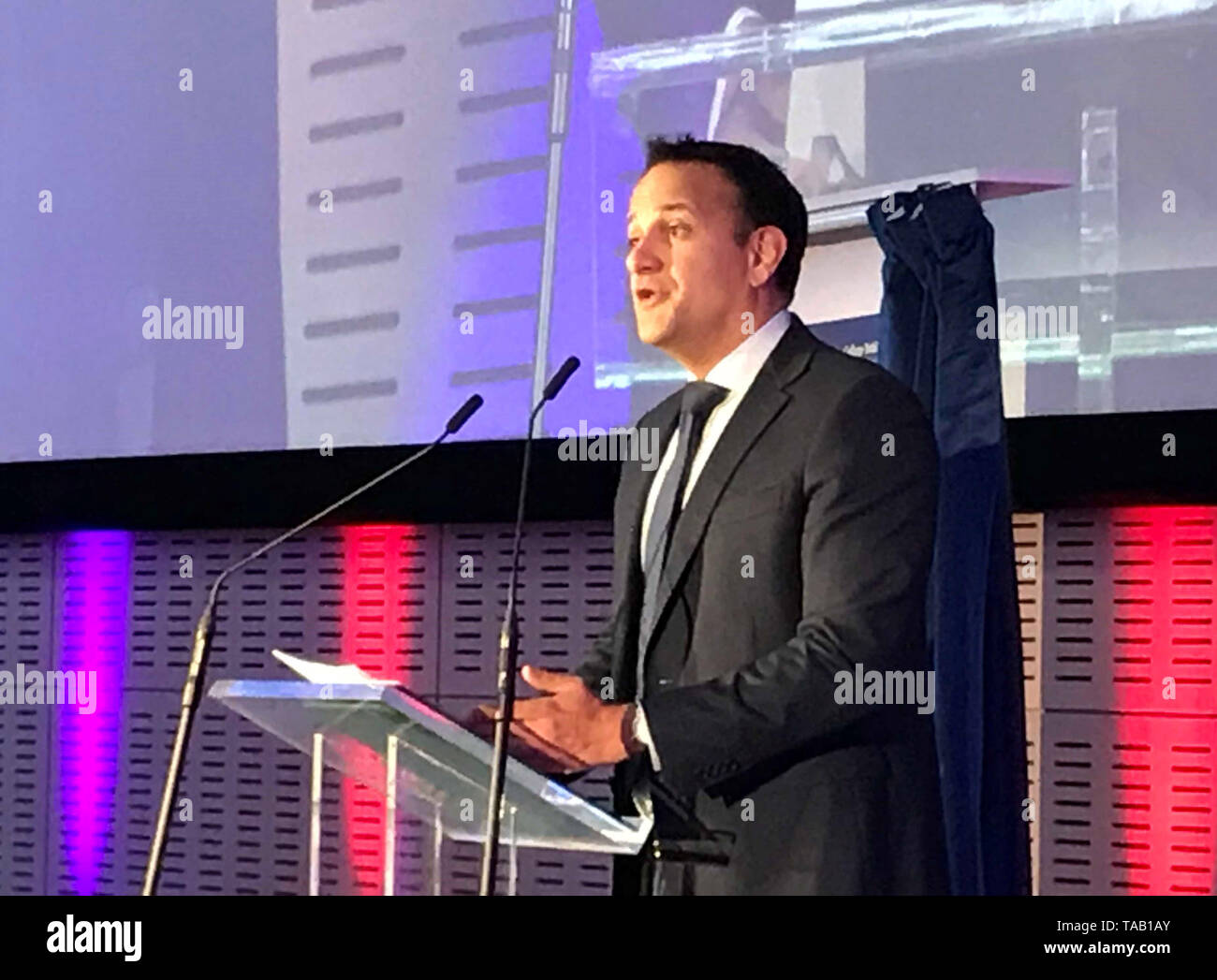 Taoiseach Leo Varadkar all'apertura ufficiale di un nuovo 80 milioni di euro per la Trinity Business School di Dublino, ha detto che spera che Seamus Lawless, l'alpinista irlandese scomparso su Everest possa essere trovato e portato a casa nella sua famiglia. Foto Stock