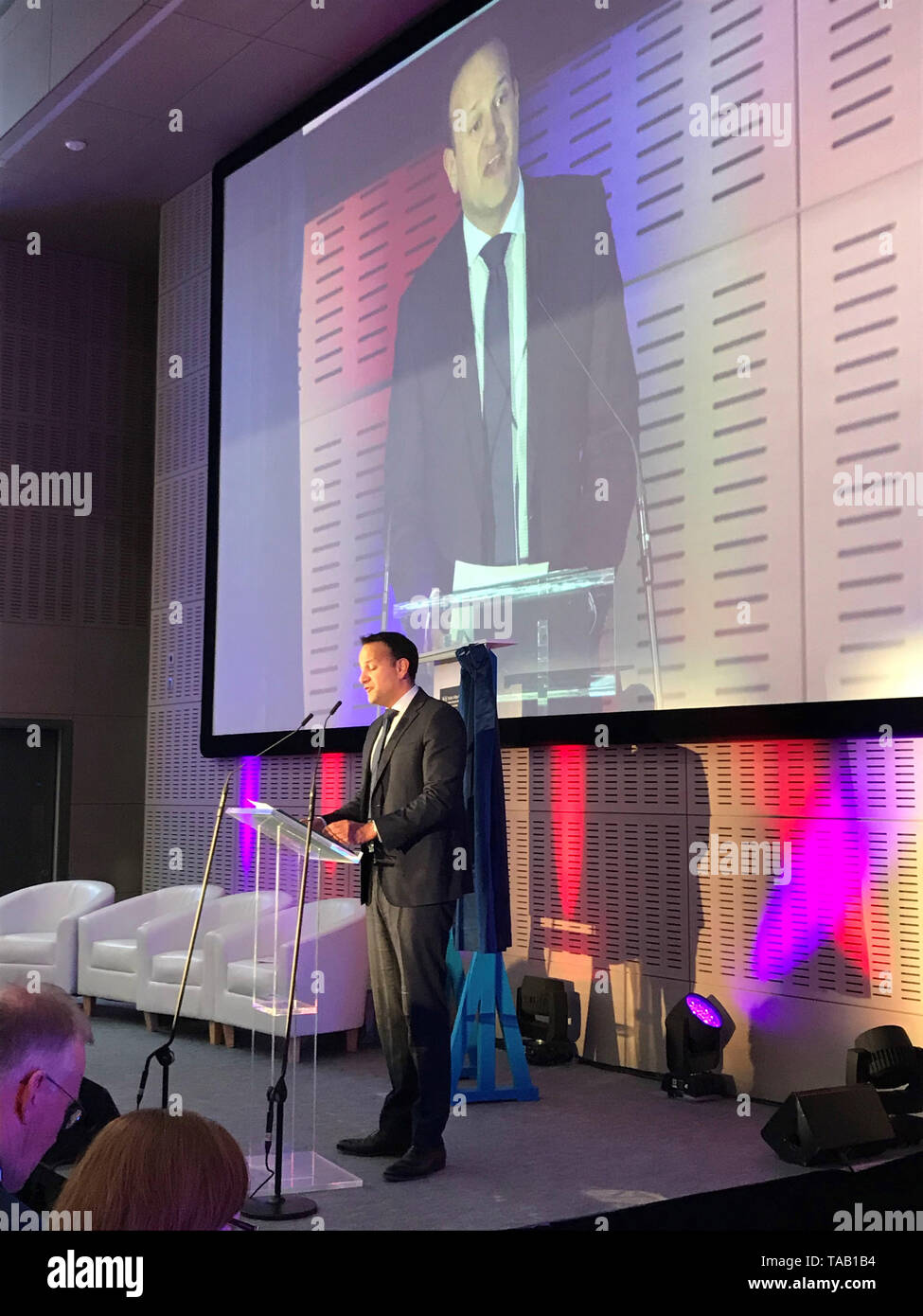 Migliore qualità disponibile Taoiseach Leo Varadkar all'apertura ufficiale di una nuova 80 milioni di euro per il Trinity Business School di Dublino, ha detto che spera di Seamus Lawless, mancanti scalatore irlandese su Everest può essere trovato e portato a casa per la sua famiglia. Foto Stock