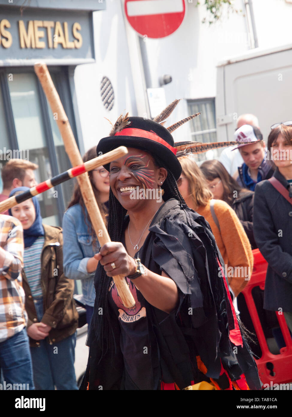Una femmina di Morris ballerina sguaina il suo bastone in Brighton Foto Stock