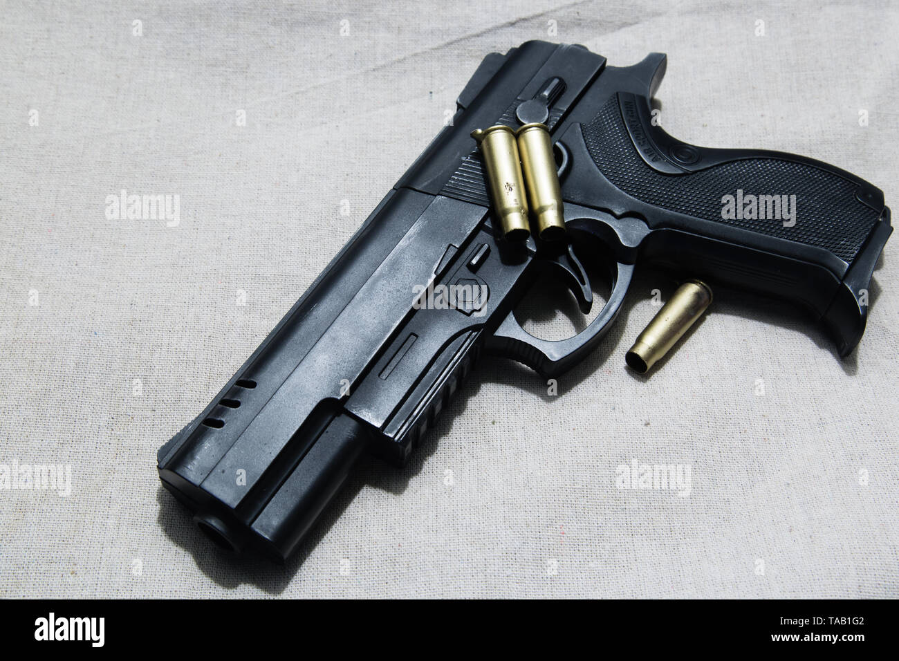 Pistola giocattolo blaster sulla visualizzazione tabella Foto Stock