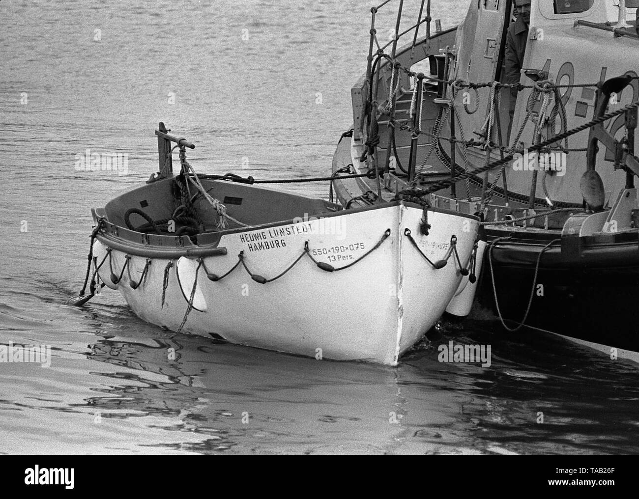 AJAXNETPHOTO. 29gennaio 1973. GOSPORT, Inghilterra. - CREW perse - Tutte e otto membri di equipaggio di 424 TSL TEDESCO-OCCIDENTALE DELLA NAVE CARGO EDVIGE LUNSTEDT perirono quando la nave capovolta ed affondò a sud di SELSEY BILL nel canale in lingua inglese sulla notte di 28/29th gennaio. Scialuppa di salvataggio SELSEY RNLB CHARLES HENRY raffigurata qui arrivano a Gosport con alcune delle vittime durante il traino di uno della nave di imbarcazioni di salvataggio trovate alla deriva nel canale. Foto:JONATHAN EASTLAND/AJAX ref: 730129 7 Foto Stock