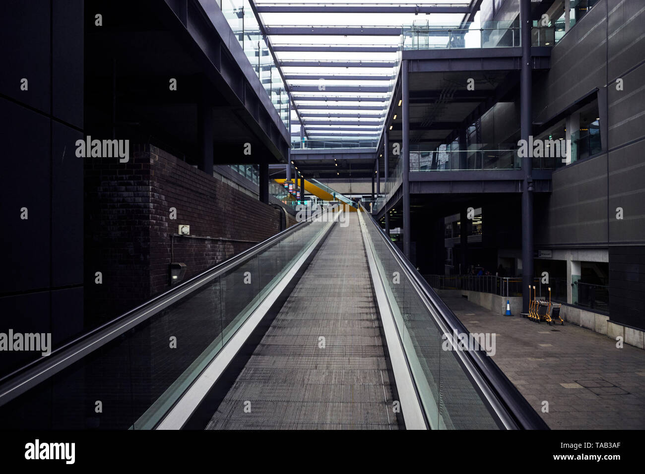 Tapis roulant che conduce fino al livello superiore a South terminal dell aeroporto di Gatwick Foto Stock